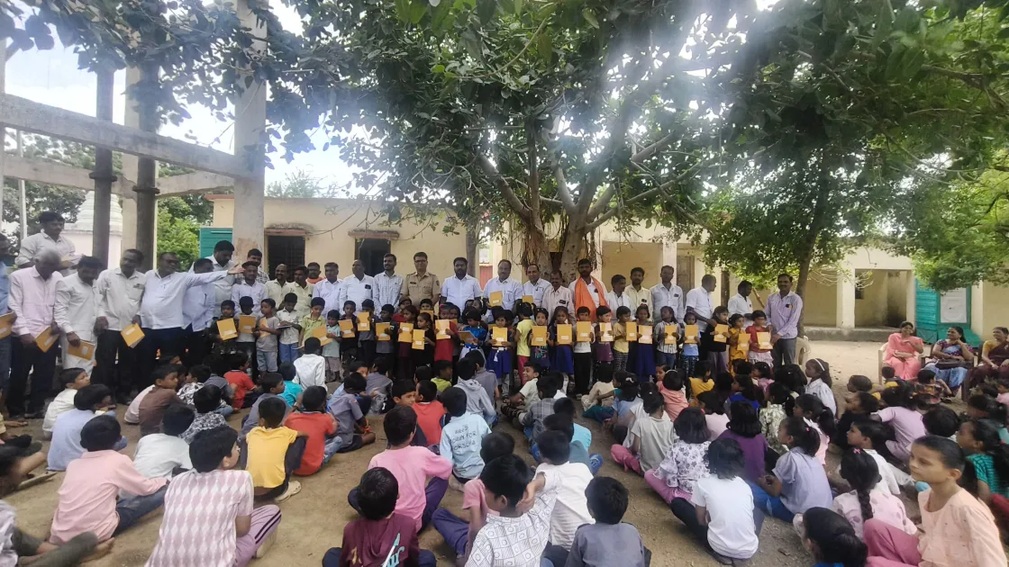 लोकशाहीर अण्णाभाऊ साठे जयंती निमित्त शालेय साहित्य वाटप