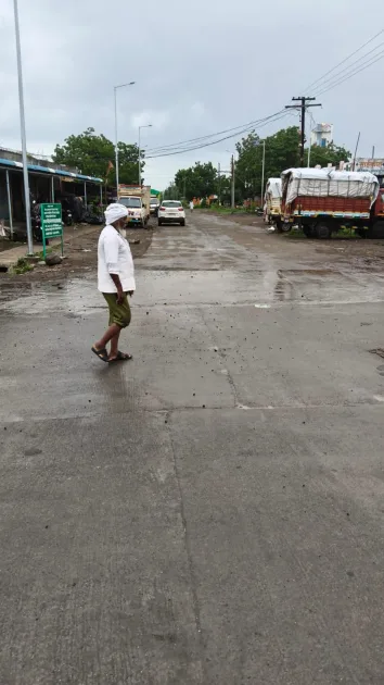 मांजरम बसस्टॉप बनले जीवघेणे केंद्र